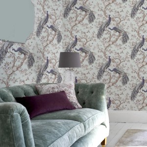 Laura Ashley Vliestapete Belvedere Duck Egg mit Pfauenmuster im Wohnraum.