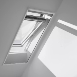 Velux Insektenschutz-Rollo ZIL CK02 Schwarz am Dachfenster montiert.