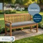 Hellgraue Beautissu Outdoor Bankauflage Calme, 5cm dick, auf Holzbank im Garten. Komfortables, wetterfestes Sitzkissen.