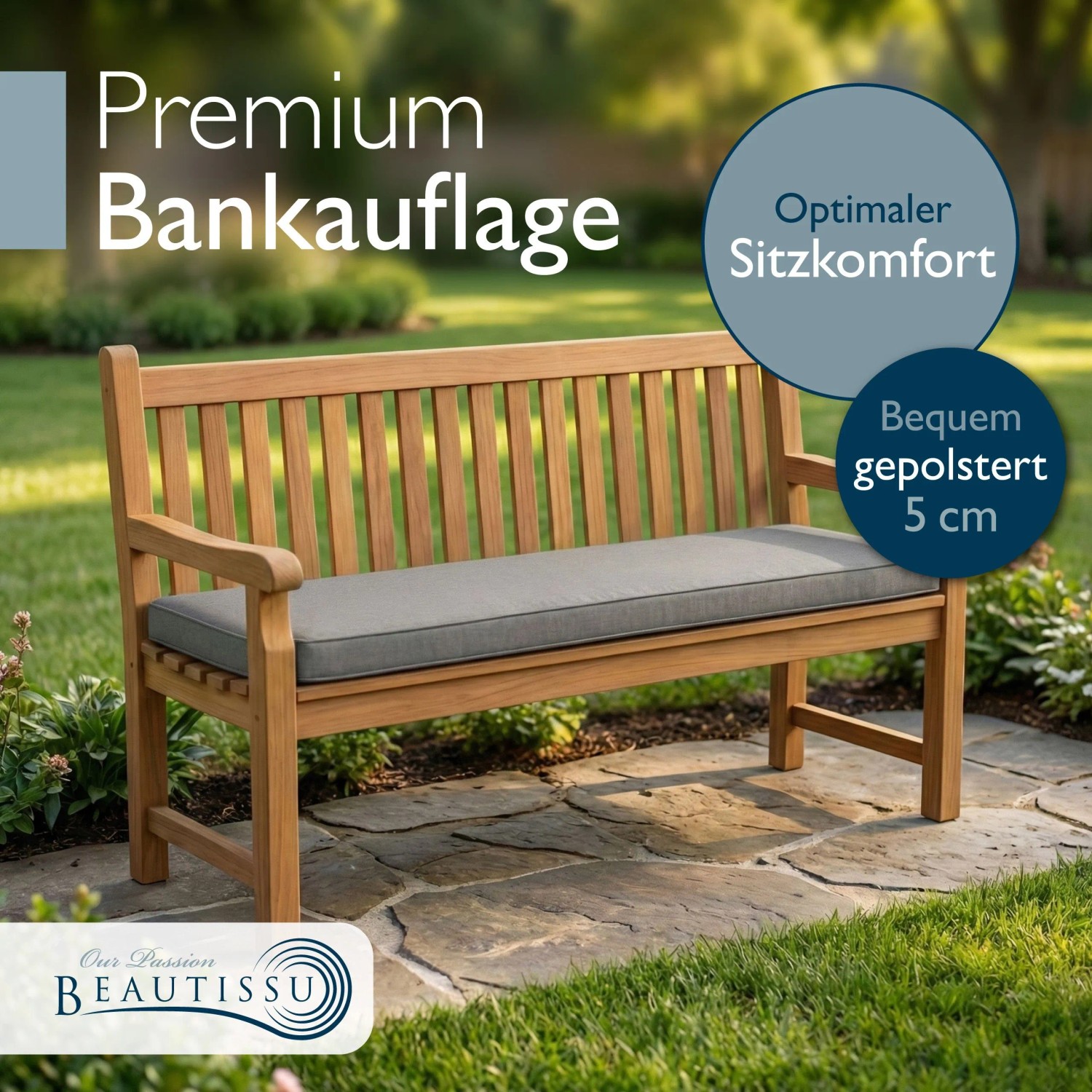 Hellgraue Beautissu Outdoor Bankauflage Calme, 5cm dick, auf Holzbank im Garten. Komfortables, wetterfestes Sitzkissen.