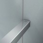 Glänzendes, chromfarbenes Wandprofil für Duschglas, mit Schraube an heller Wand. Stabilisator für Walk-in Dusche.