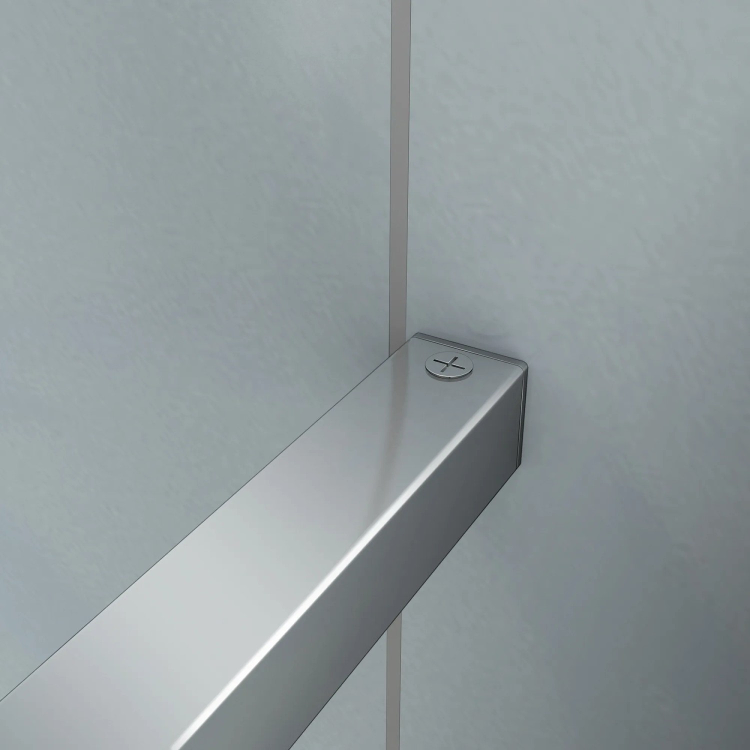 Glänzendes, chromfarbenes Wandprofil für Duschglas, mit Schraube an heller Wand. Stabilisator für Walk-in Dusche.