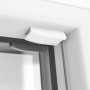 Detailaufnahme: Weiße Schöner Wohnen Plissee Marla Halterung am Fensterrahmen.