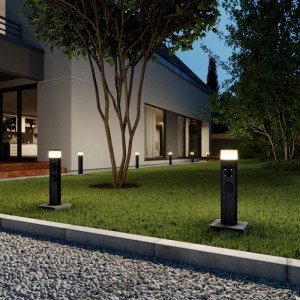 Moderne Lucande LED Außenleuchte Corban, schwarz, mit Steckdosen für Garten & Terrasse.
