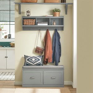 Graue SoBuy Schuhbank FSR131-HG mit Sitzkissen und 4 Fächern im Flur.