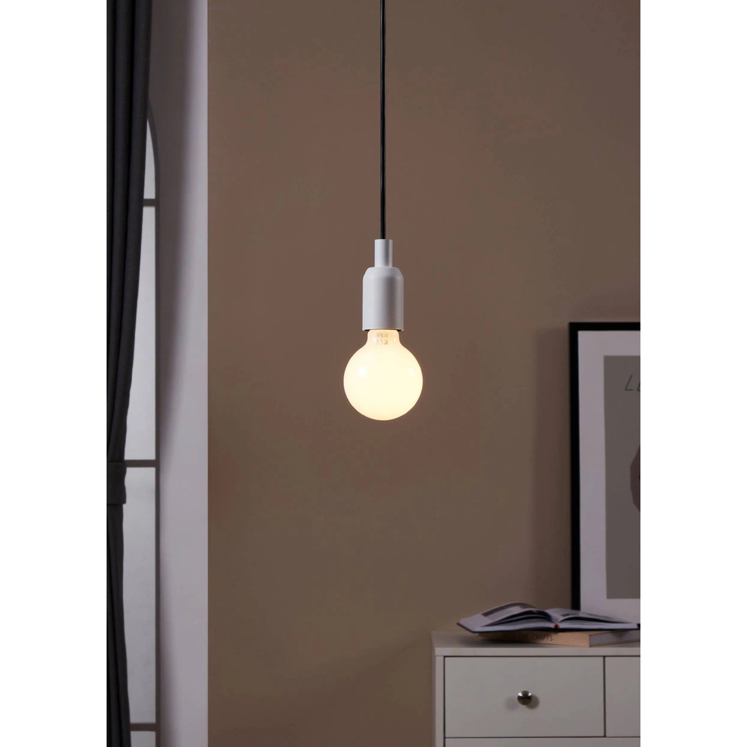 Eglo E27 LED Leuchtmittel in Globeform, 7W, warmweißes Licht.