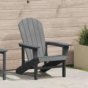 Hellgrauer vidaXL Adirondack-Stuhl aus HDPE auf Terrasse. Klassisches Design mit breiten Armlehnen für Garten & Outdoor.