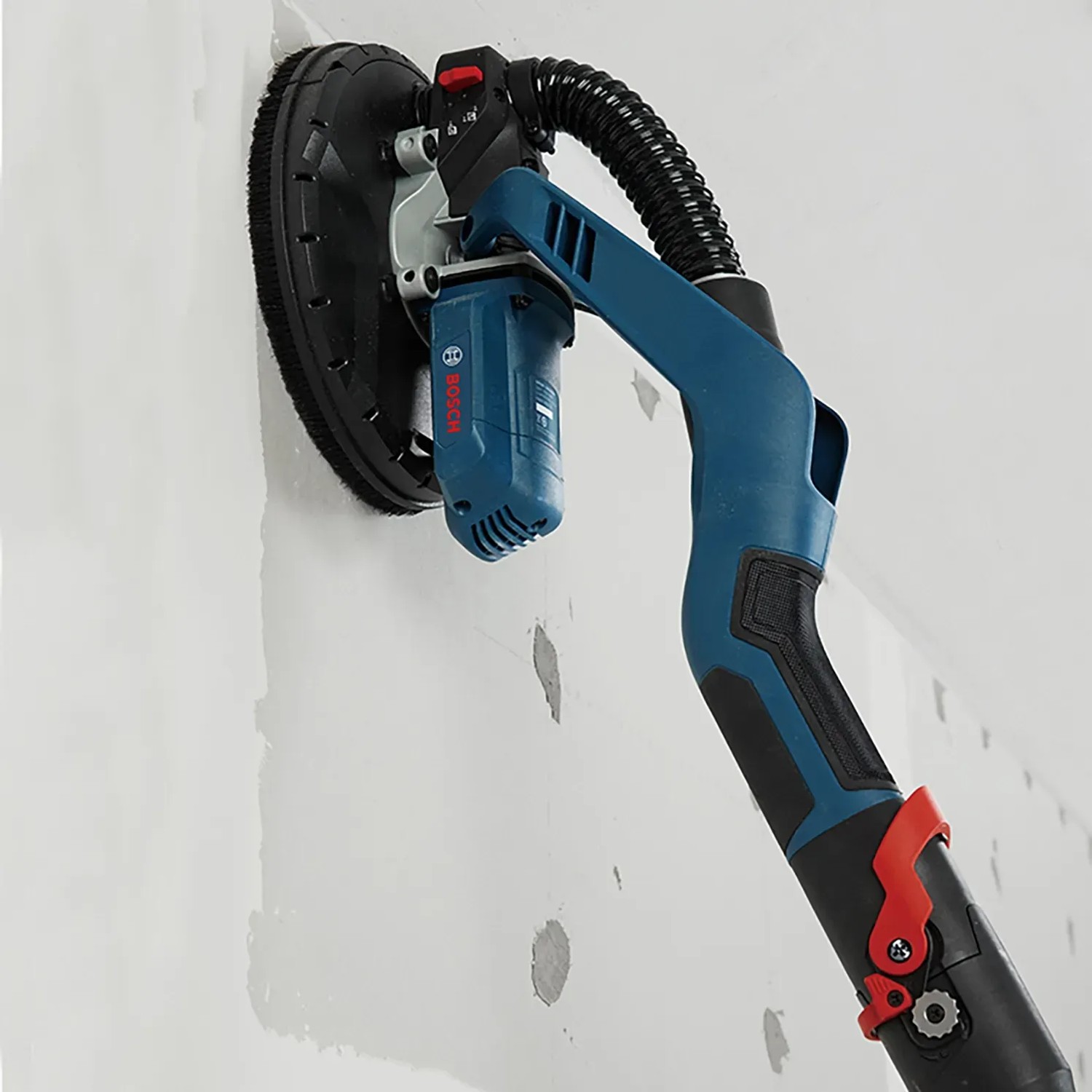 Bosch Professional GTR 55-225 Trockenbauschleifer beim Schleifen einer Wand.