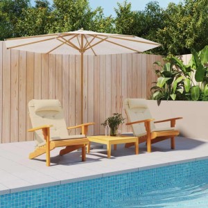 Zwei beige Adirondack-Auflagen auf Holzstühlen am Pool. Robuste Oxford-Gewebe Sitzkissen für Gartenmöbel im Outdoor-Bereich.