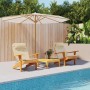 Zwei beige Adirondack-Auflagen auf Holzstühlen am Pool. Robuste Oxford-Gewebe Sitzkissen für Gartenmöbel im Outdoor-Bereich.