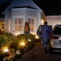 Philips Hue Calla Sockelleuchte im Garten, warmweißes Licht beleuchtet Weg und Pflanzen.