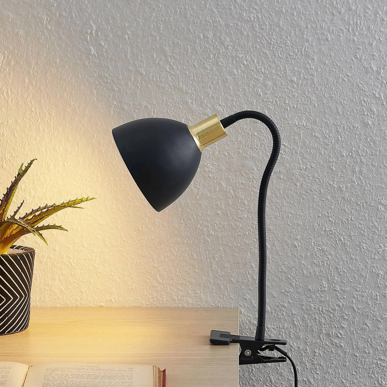 Moderne, schwarze Klemmleuchte Genora aus Metall, 1-flammig, für Wohnzimmer.