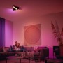 Philips Hue Centris Cross LED-Deckenleuchte mit 3 Spots in Schwarz, Ambiente im Wohnzimmer.