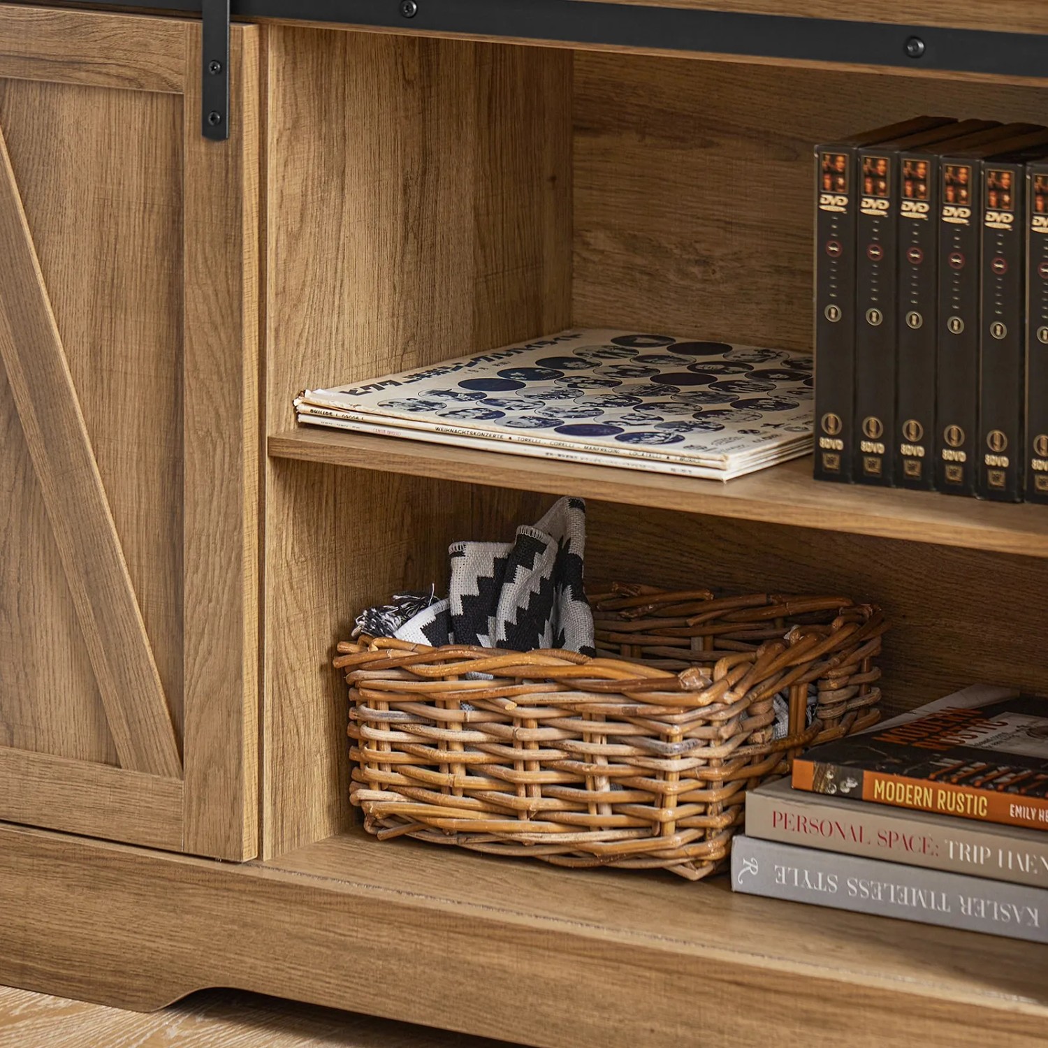Detailansicht: SoBuy Sideboard FSB60-BR in Braun mit Regalen, Korb und Deko.