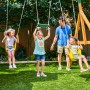 Zwerkules Spielturm Bolzo mit Kindern auf Schaukeln und Reckstange im Garten.