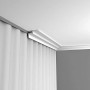 Weiße ORAC DECOR C390 Eckleiste MODERN STEPS für indirekte Beleuchtung im Raum.