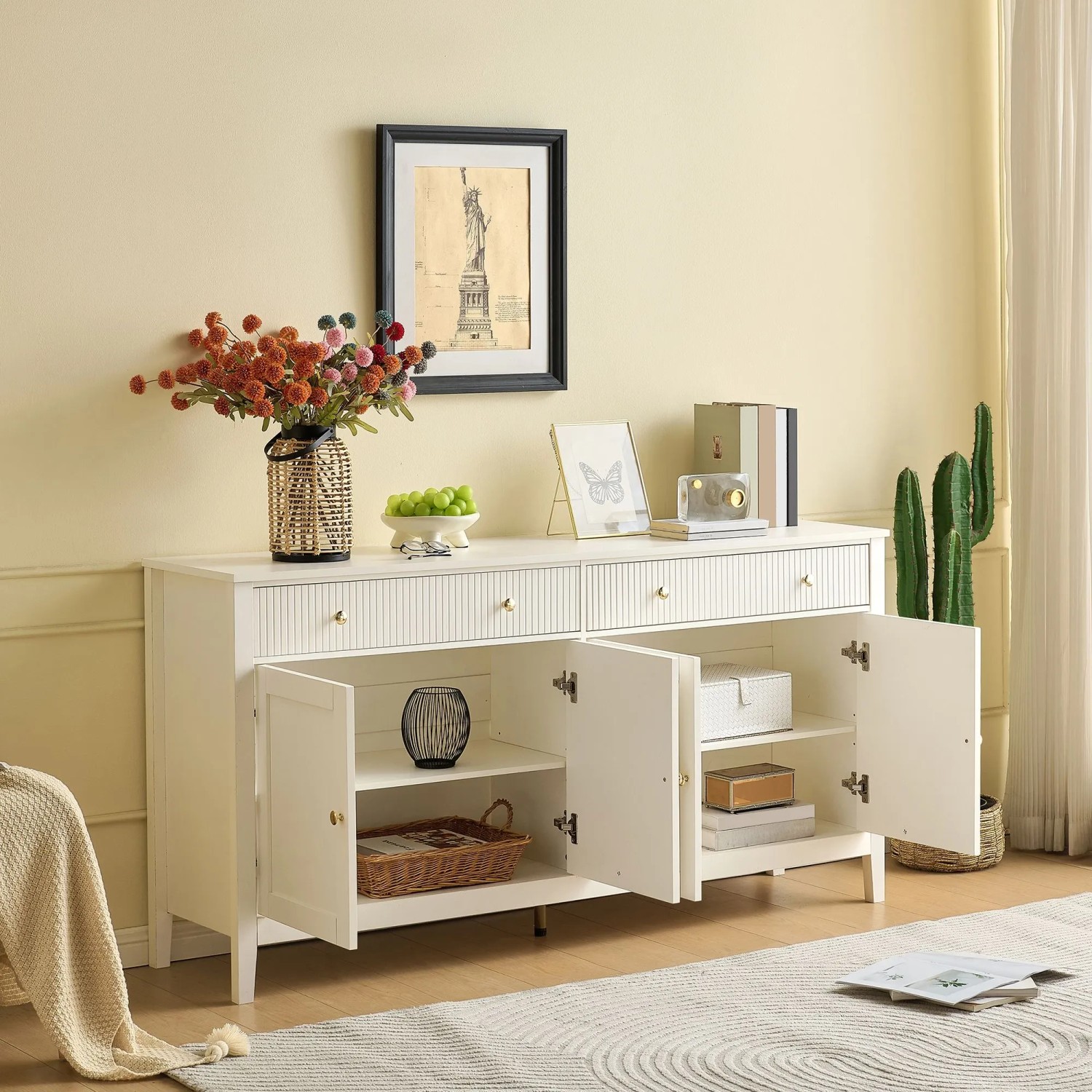 Weißes Merax Sideboard mit 4 Türen, 2 geriffelten Schubladen und eleganten Goldgriffen. Viel Stauraum für Wohnzimmer.