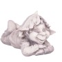 Liegende, weiße DELUKE Gartenfigur NOAH Troll aus Kunststoff, 25x23x43cm.