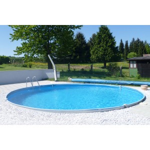 Runder Summer Fun Stahlwandpool BAHRAIN (Ø 350x150 cm) mit Leiter und blauem Wasser im Garten.