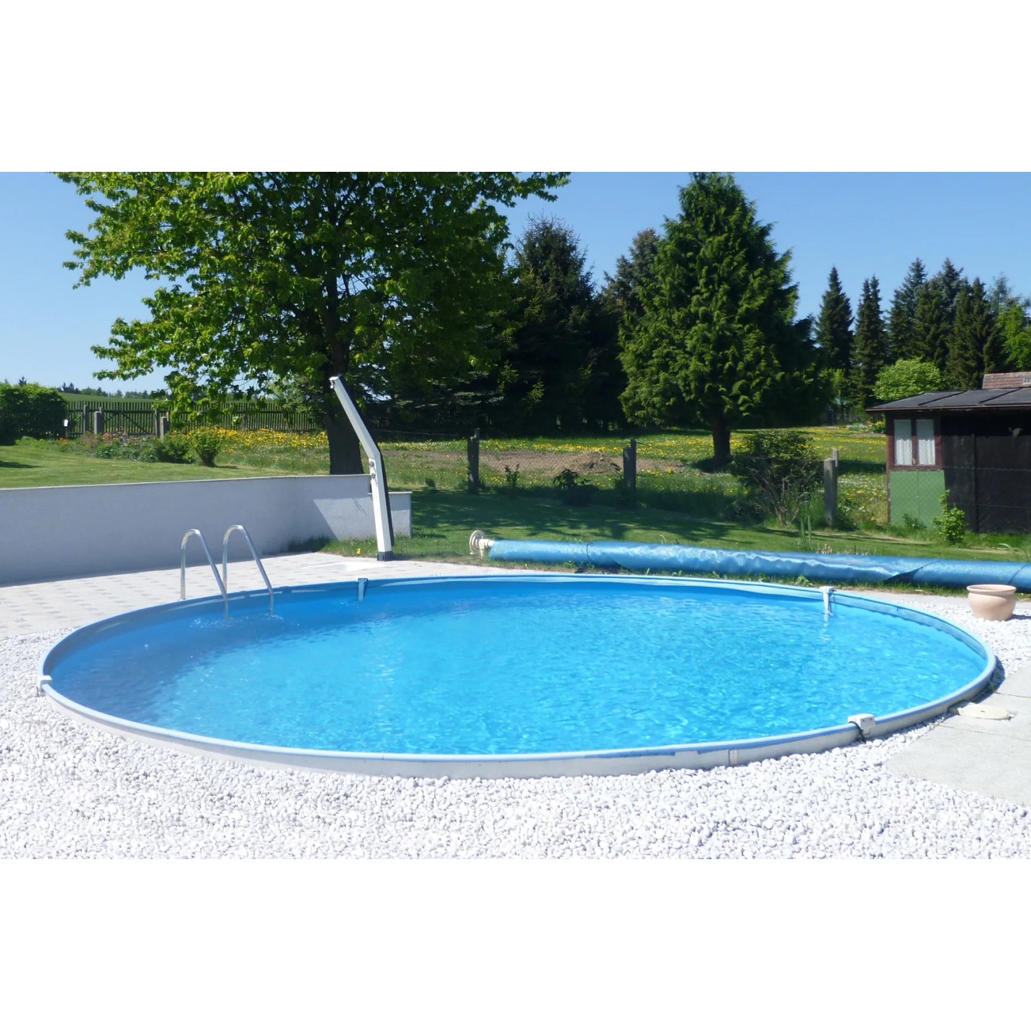 Runder Summer Fun Stahlwandpool BAHRAIN (Ø 350x150 cm) mit Leiter und blauem Wasser im Garten.