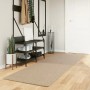 Sandfarbener Kurzflor-Teppich HUARTE 80x250 cm im Flur auf Holzfußboden. Weicher Läufer für Eingangsbereiche.
