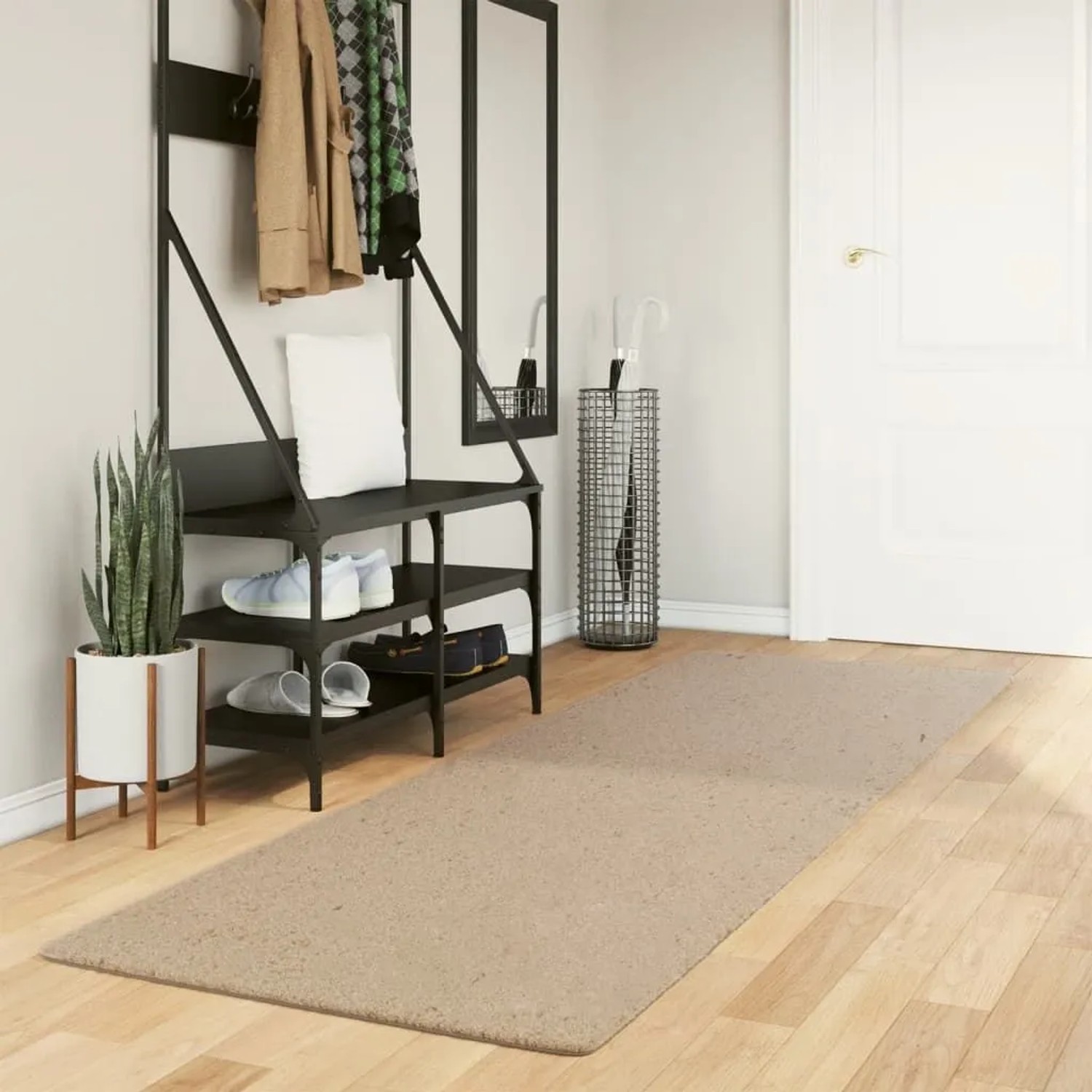 Sandfarbener Kurzflor-Teppich HUARTE 80x250 cm im Flur auf Holzfußboden. Weicher Läufer für Eingangsbereiche.
