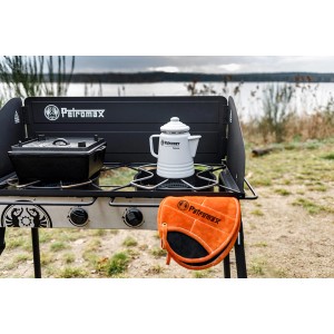Petromax Aramid Topflappen Paar, schwarz-orange, mit Grill, Topf und Kessel im Outdoor-Einsatz.