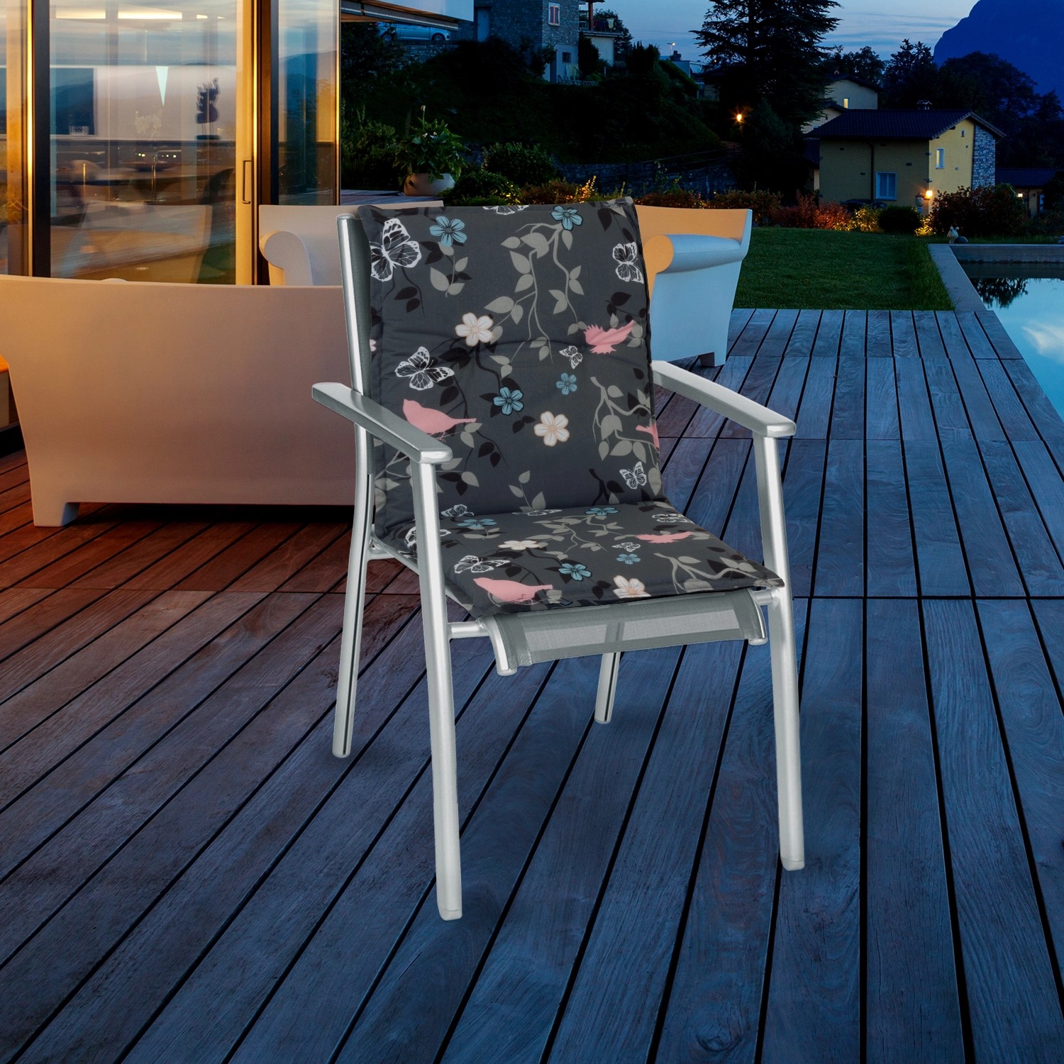 Gartenstuhlauflage Niedriglehner Bregenz grau mit Blümchenmuster auf Gartenstuhl.