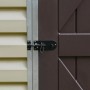 Detailaufnahme: Türriegel am Palram Canopia Gerätehaus, grau-braune Tür, beige Wand.