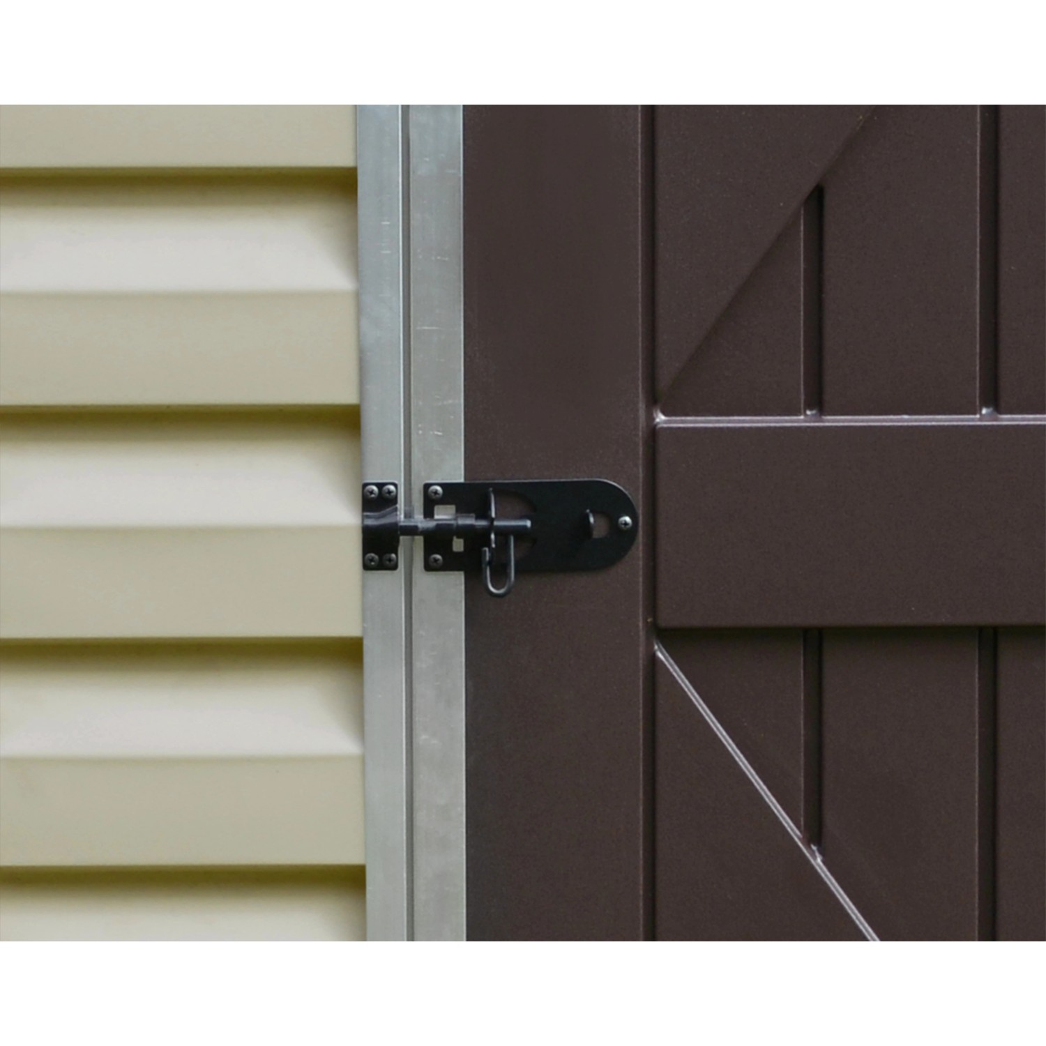 Detailaufnahme: Türriegel am Palram Canopia Gerätehaus, grau-braune Tür, beige Wand.