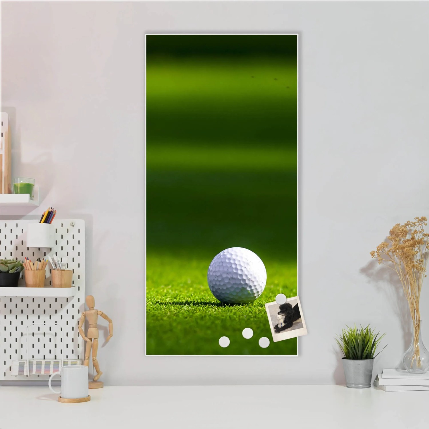 Weiße Magnettafel 37x78cm mit Golfball Motiv als Wanddekoration inklusive Magnete.