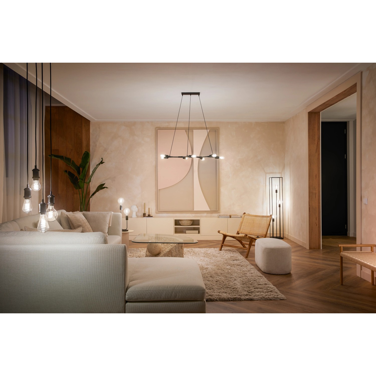 Philips Hue Filament Lampe in Wohnraum-Szene mit warmweissem Licht.