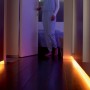 Philips Hue Lightstrip Plus Erweiterung mit warmweißem Licht im Flur.