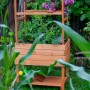 Dobar Pflanzturm-Aufsatz Kubus 2.0 aus Holz mit Ablage, bepflanzt mit Blumen und Kräutern.