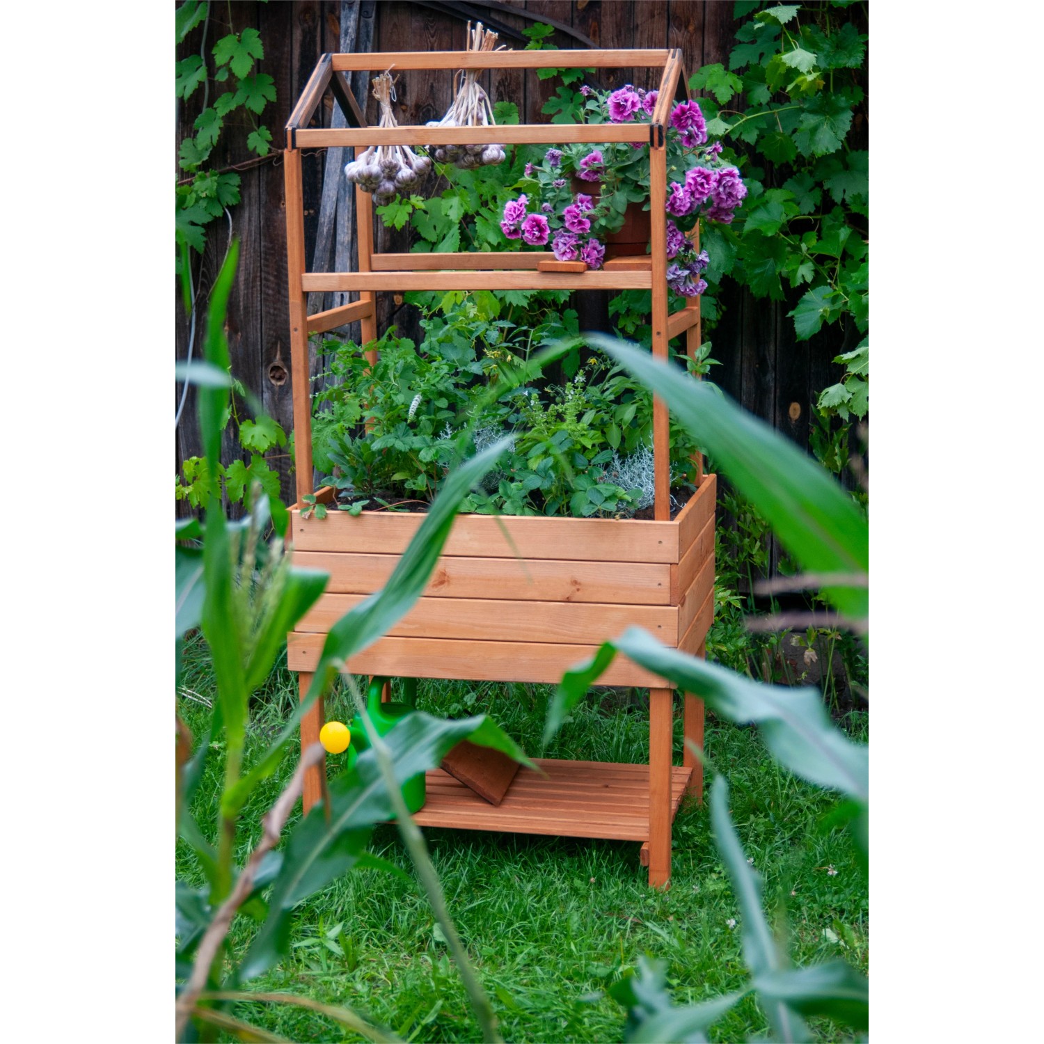Dobar Pflanzturm-Aufsatz Kubus 2.0 aus Holz mit Ablage, bepflanzt mit Blumen und Kräutern.