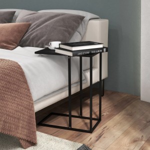 Schwarzer HOMCOM Beistelltisch/Laptoptisch mit Stahlgestell neben einem Bett mit Buch und Tasse.