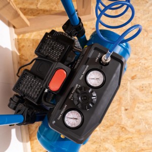 Scheppach Ultra Silent HC20Si Twin Kompressor mit Manometer und blauem Druckluftschlauch.