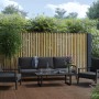 4-teilige Lounge-Gruppe Springtown in Schwarz/Dunkelgrau mit Sesseln, Bank und Tisch für Garten/Terrasse.