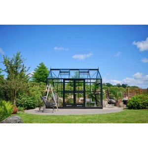 Schwarzes Juliana Gewächshaus Jubii 60 mit Glasfront und Doppeltür im Garten.