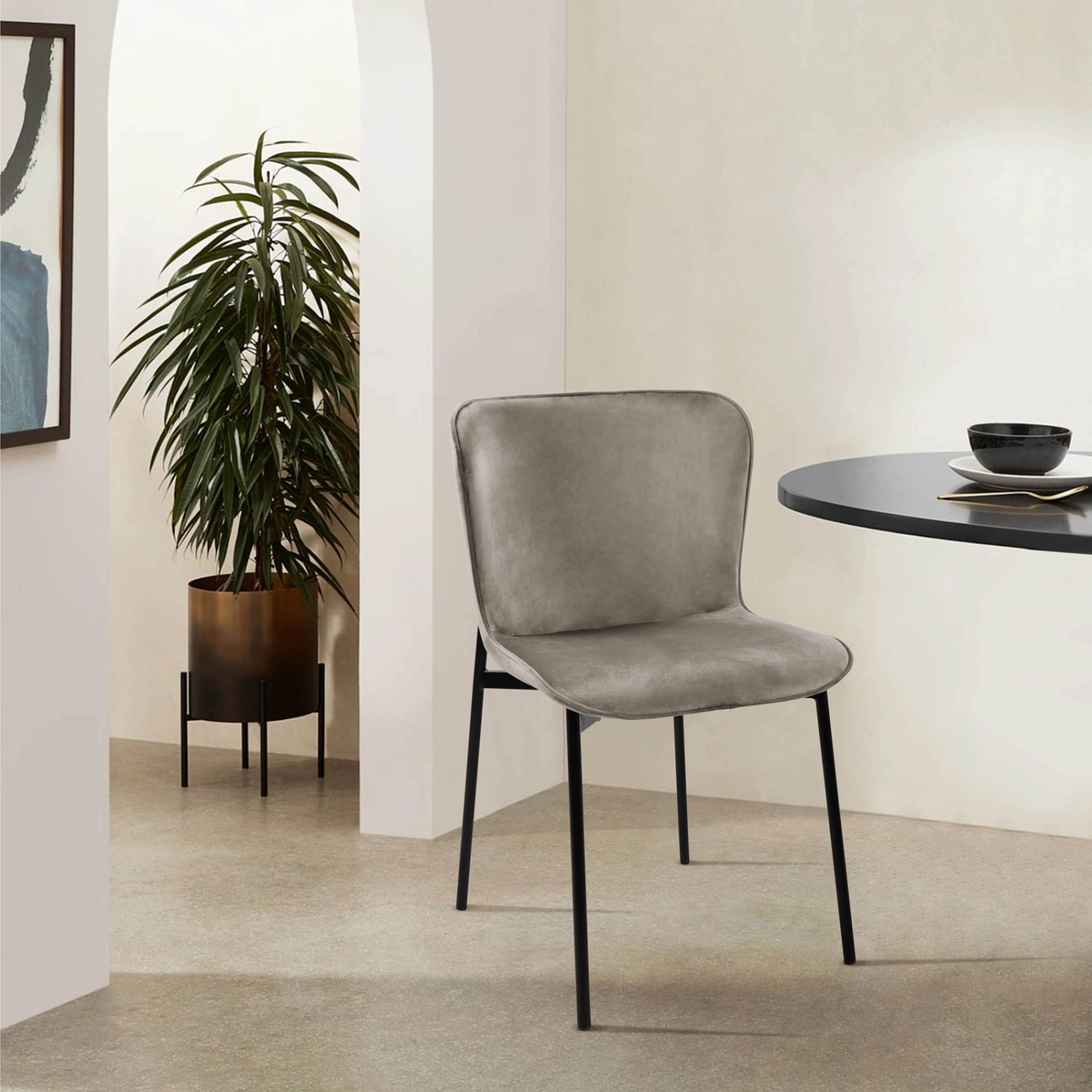 Svita Mary 2er Set Esszimmerstuhl, taupefarbener Samtbezug, schwarze Beine, ohne Armlehne.