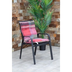 Beo Niedriglehner Auflage Brasov, rot kariert, auf Gartenstuhl. Bequemes Sitzkissen für Gartenmöbel.