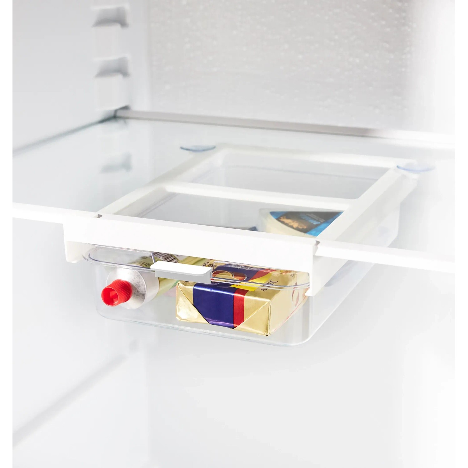 Transparenter Rotho Kühlschrankorganizer Cauma mit Schublade und Lebensmitteln im Kühlschrank.