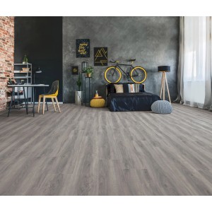 Verlegter Click-Vinylboden Eiche Valletta im Wohnraum mit Möbeln und Dekoration.