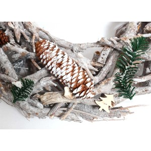 Detailansicht des runden MCW Adventskranz XXL aus Holz mit Zapfen und Deko.