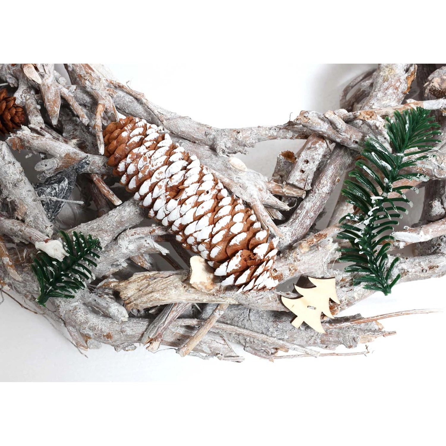 Detailansicht des runden MCW Adventskranz XXL aus Holz mit Zapfen und Deko.