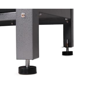 Detailaufnahme der höhenverstellbaren Füße der Ondis24 Werkbank Schöpfer.