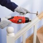 Black+Decker Heißluftgerät KX1693 beim Farbentfernen von einer Holztreppe.