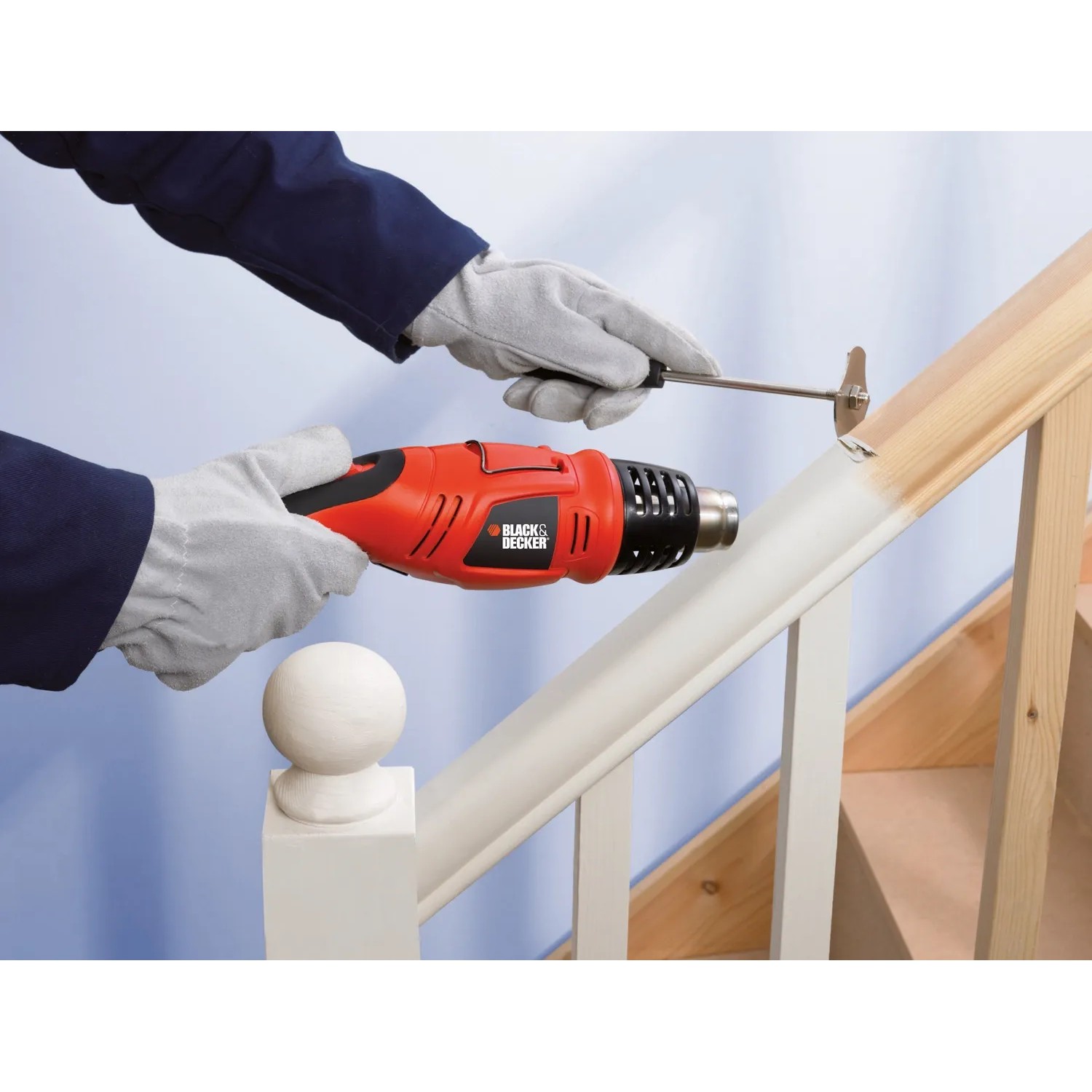 Black+Decker Heißluftgerät KX1693 beim Farbentfernen von einer Holztreppe.