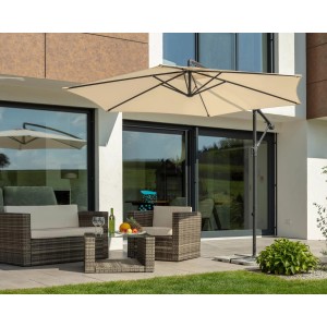 Schneider Ampelschirm, Ø 300 cm, Natur, mit Kurbel, über einer Sitzgruppe im Garten.