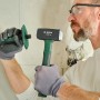 Mann benutzt Bosch Fäustel (1 kg) und Meißel für Renovierungsarbeiten.